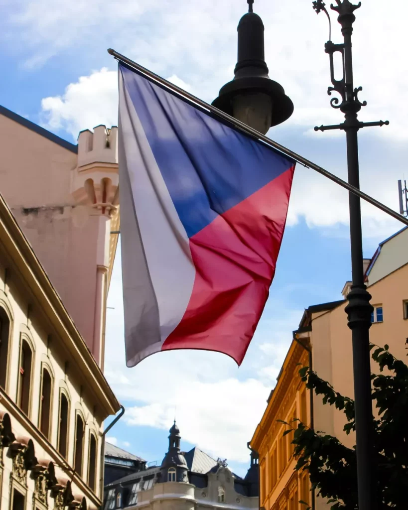 Прапор Чехії на фоні Праги для сторінки про готову компанію з рахунком